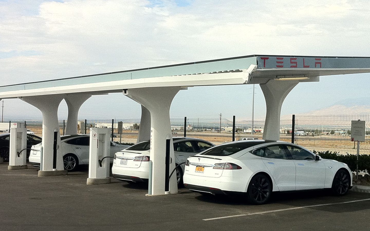 2013-Tesla-Model-S-charging-stations-02